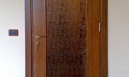 Остъклена интериорна врата с покритие от естествен фурнир